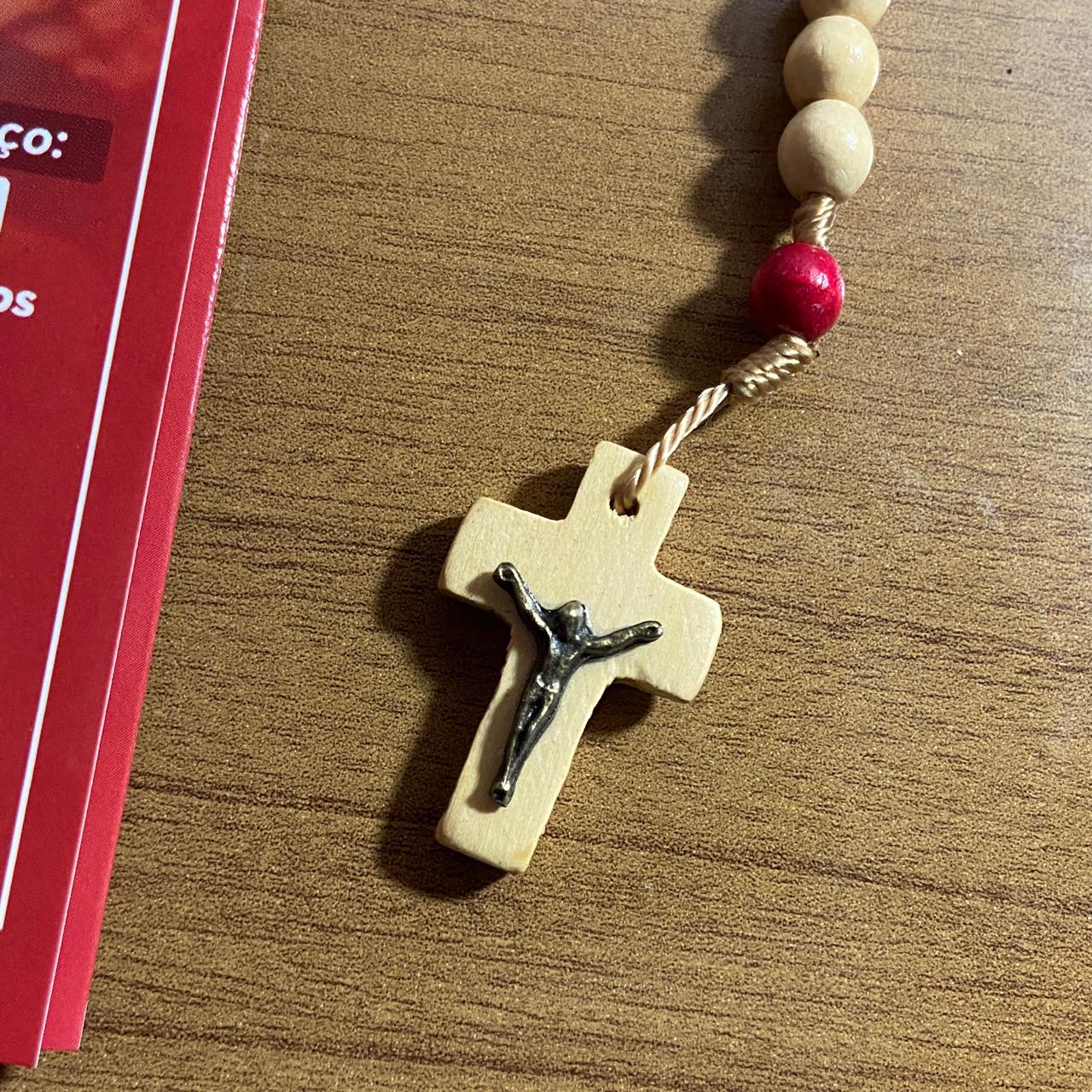 TERÇO DE MADEIRA MÃOS ENSANGUENTADAS DE JESUS 6MM MOD4 (3 UNIDADES)