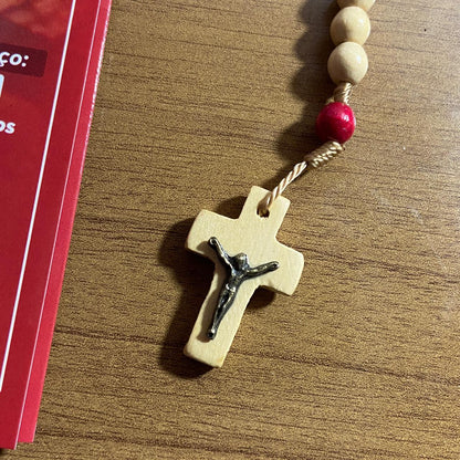 TERÇO DE MADEIRA MÃOS ENSANGUENTADAS DE JESUS 6MM MOD4 (3 UNIDADES)