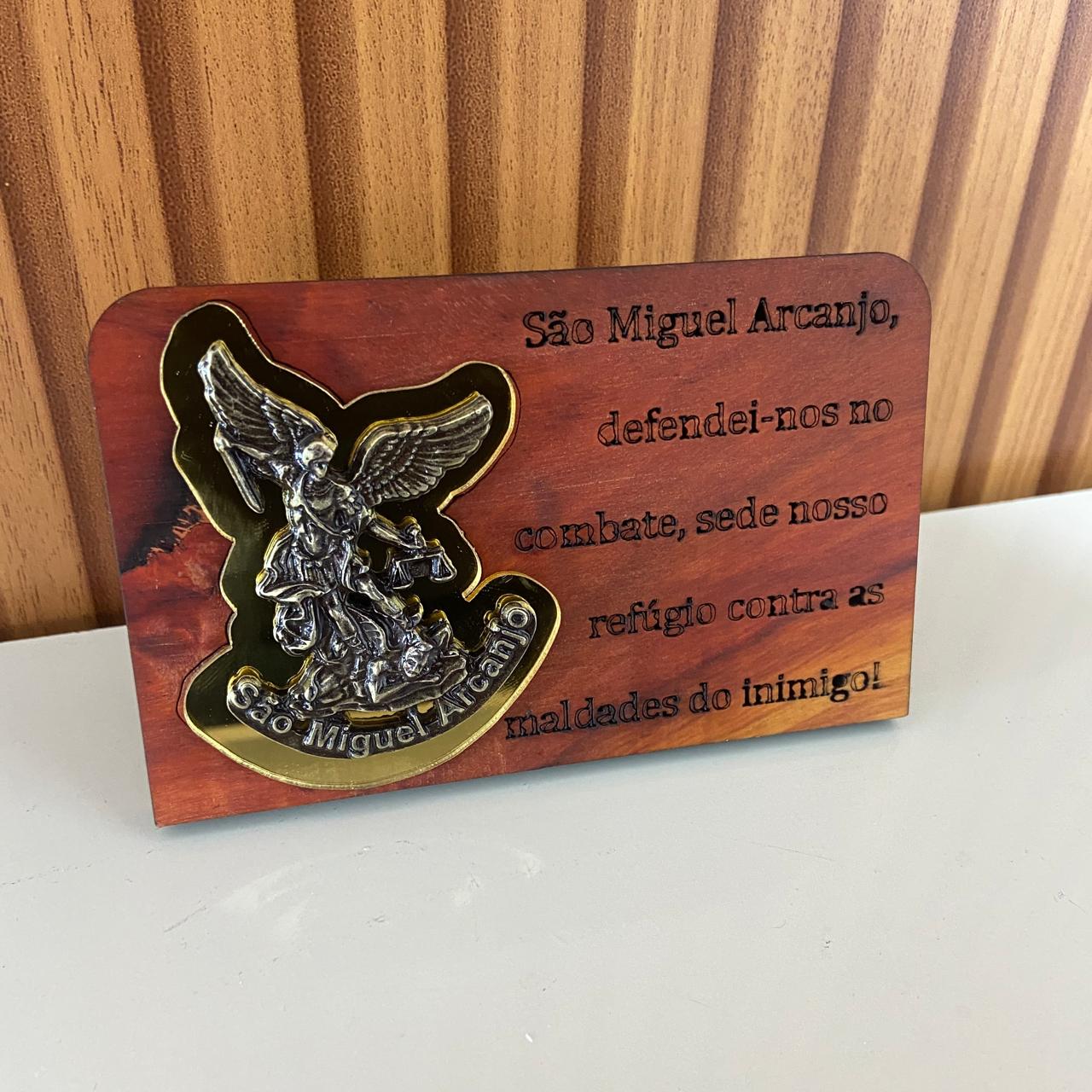 ADORNO DE MESA MADEIRA COM ORAÇÃO SÃO MIGUEL ARCANJO METAL OURO VELHO 7,7CM (1 UNIDADE)