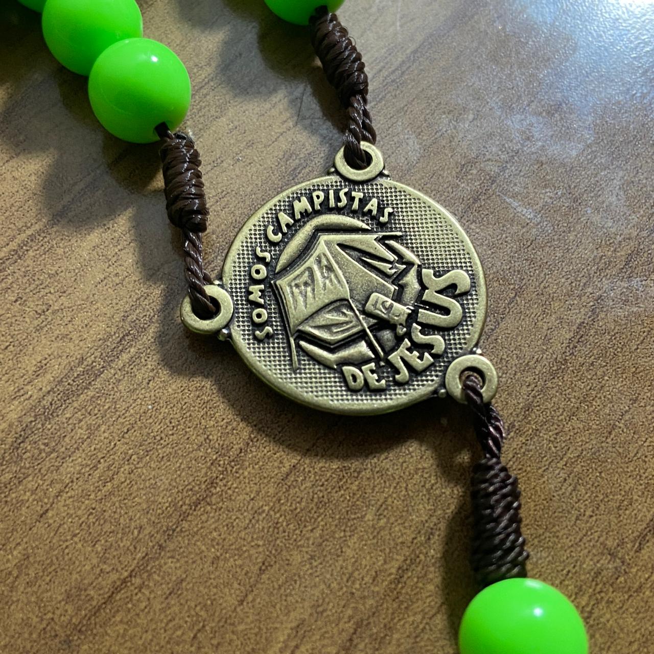 TERÇO PÉROLA VERDE CAMPISTA MEDALHA SÃO BENTO 10MM (1 UNIDADE)