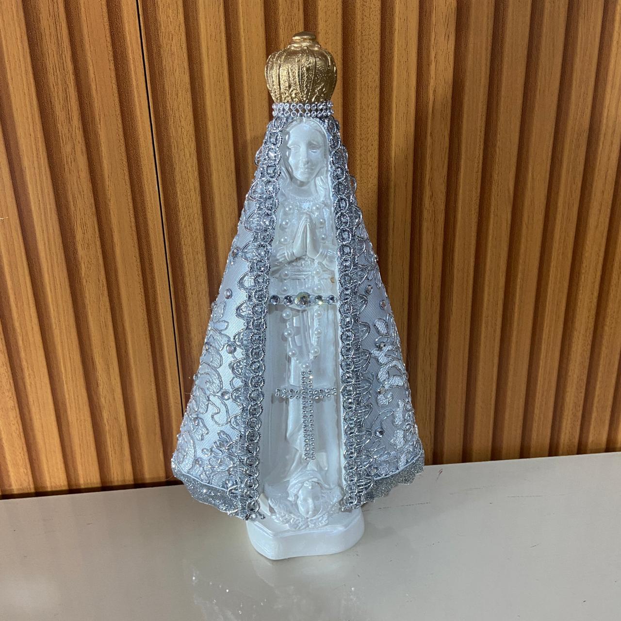 IMAGEM DE GESSO NOSSA SENHORA APARECIDA BRANCA MANTO PRATEADO COM STRASS 31CM (1 UNIDADE)