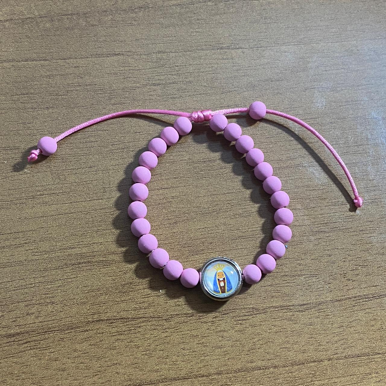 PULSEIRA ROSA REGULÁVEL COM MEDALHA RESINADA NOSSA SENHORA APARECIDA (6 UNIDADES)