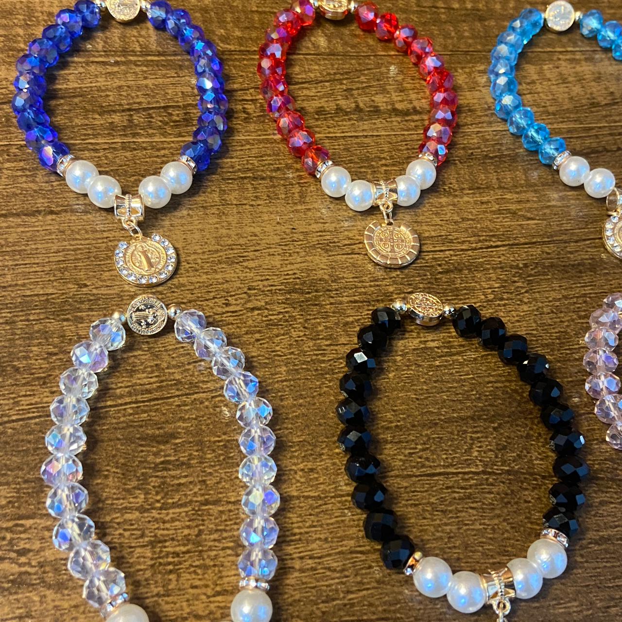PULSEIRA CRISTAL COM PÉROLA MEDALHA SÃO BENTO CORES SORTIDAS  ( 06 UNIDADES