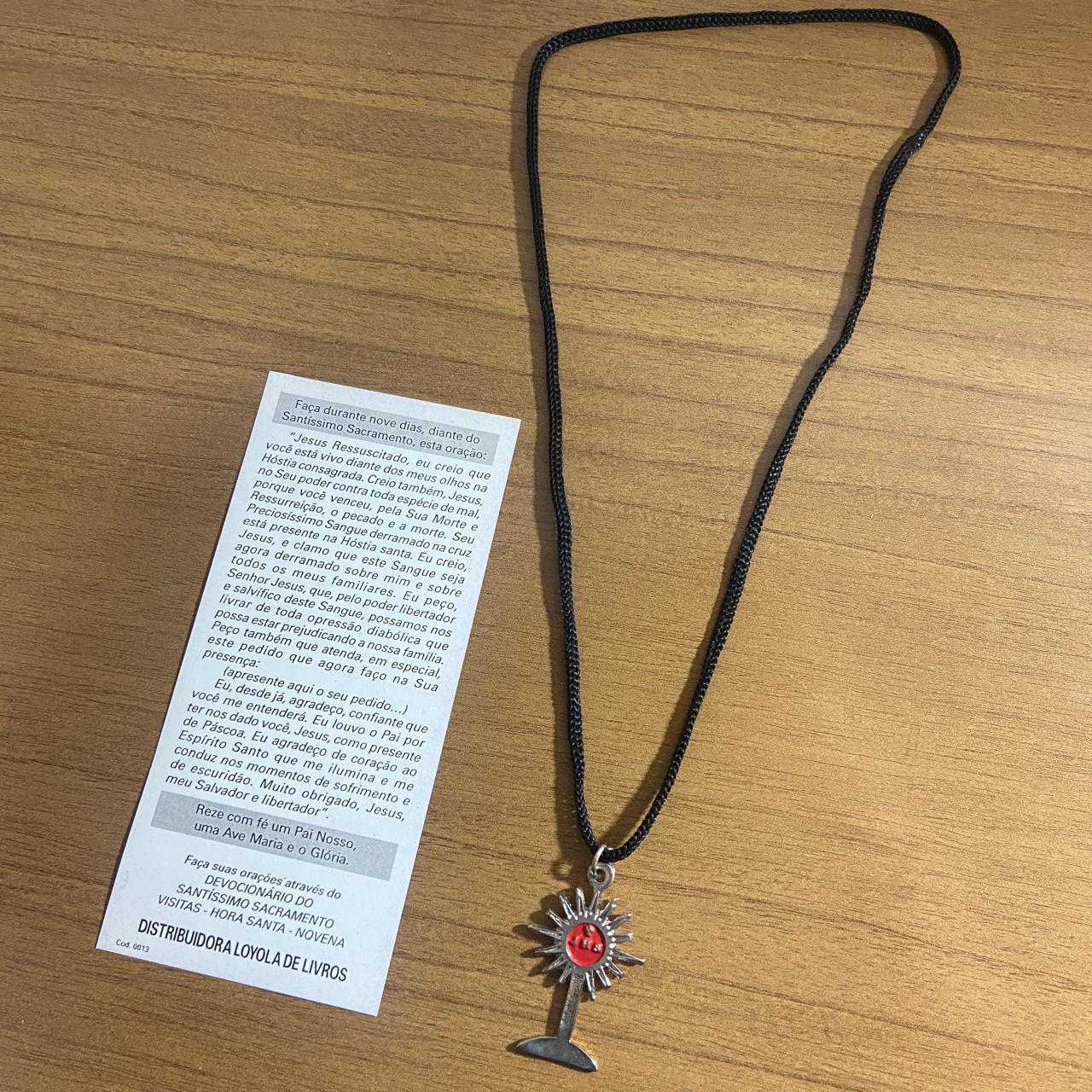 CORDÃO COM PINGENTE OSTENSÓRIO VERMELHO ( 1 UNIDADE)