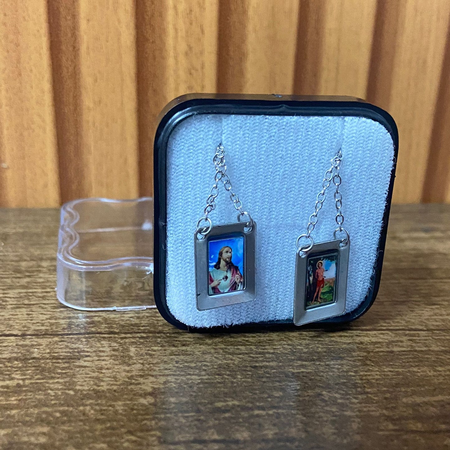 ESCAPULÁRIO INOX RESINADO COLORIDO SAGRADO CORAÇÃO DE JESUS E SÃO SEBASTIÃO  (6 UNIDADES)