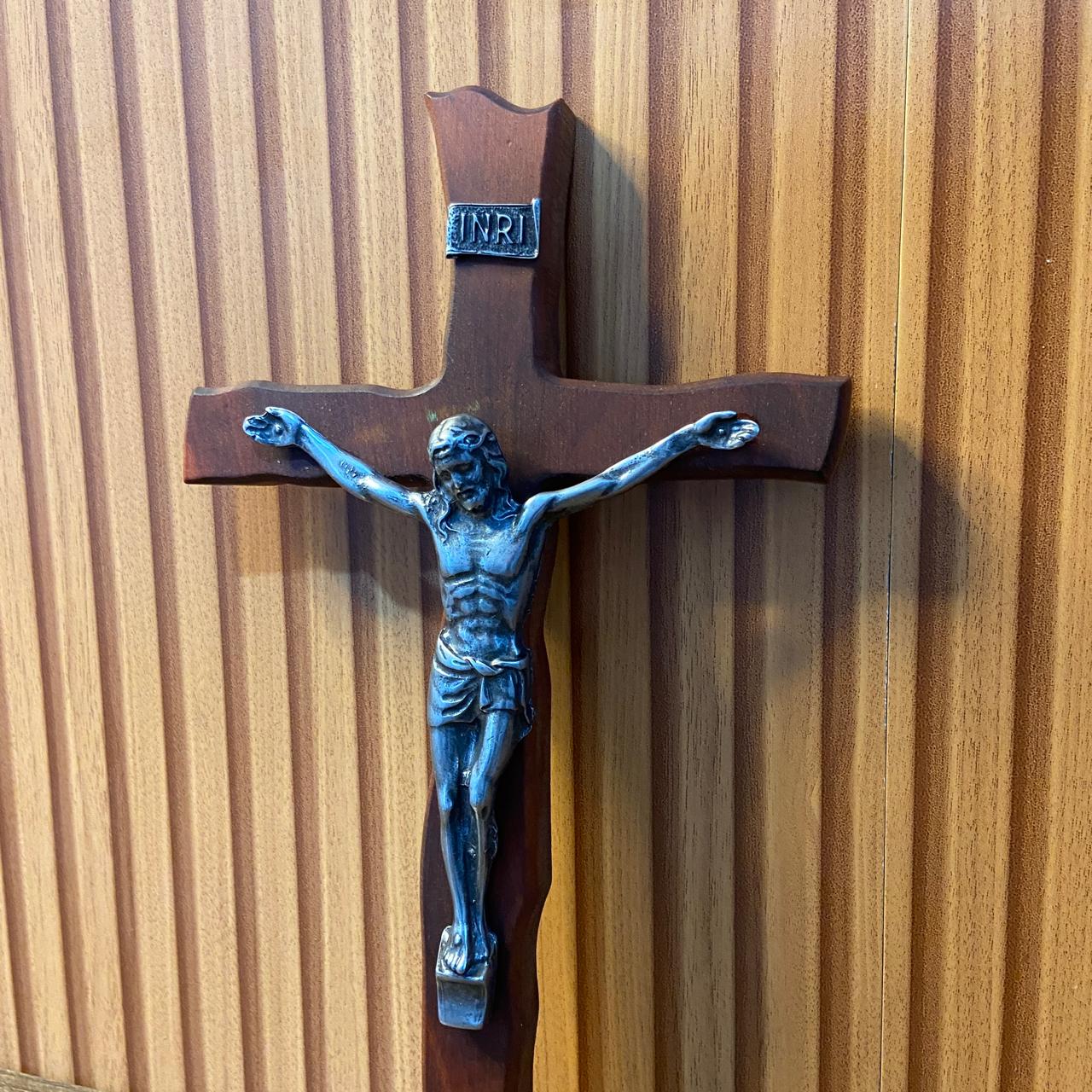 CRUCIFIXO MADEIRA DE PAREDE ONDULADO 33CM (1 UNIDADE)