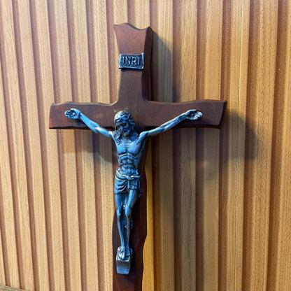 CRUCIFIXO MADEIRA DE PAREDE ONDULADO 33CM (1 UNIDADE)