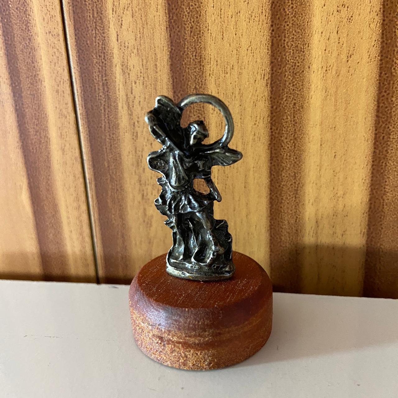 IMAGEM DE MESA METAL OURO VELHO SÃO MIGUEL ARCANJO BASE DE MADEIRA 5CM (1 UNIDADE)