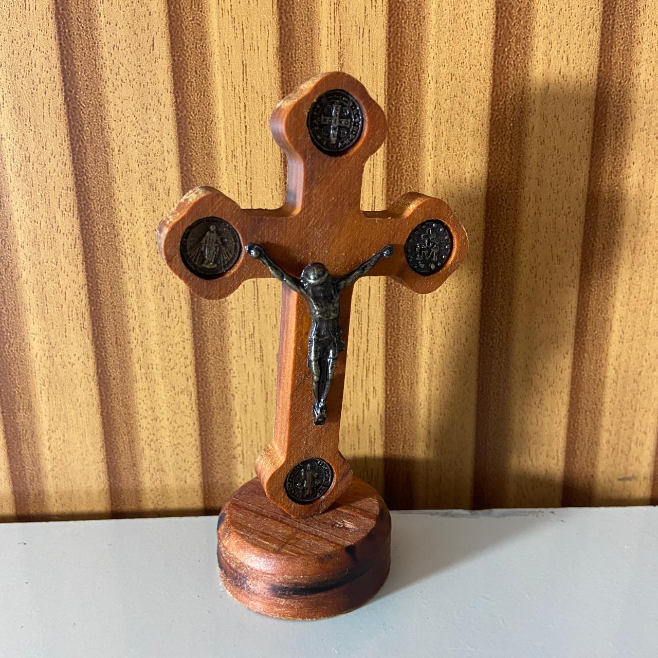 CRUCIFIXO MADEIRA DE MESA MEDALHA SÃO BENTO E NOSSA SENHORA DAS GRAÇAS 10,5CM (1 UNIDADE)