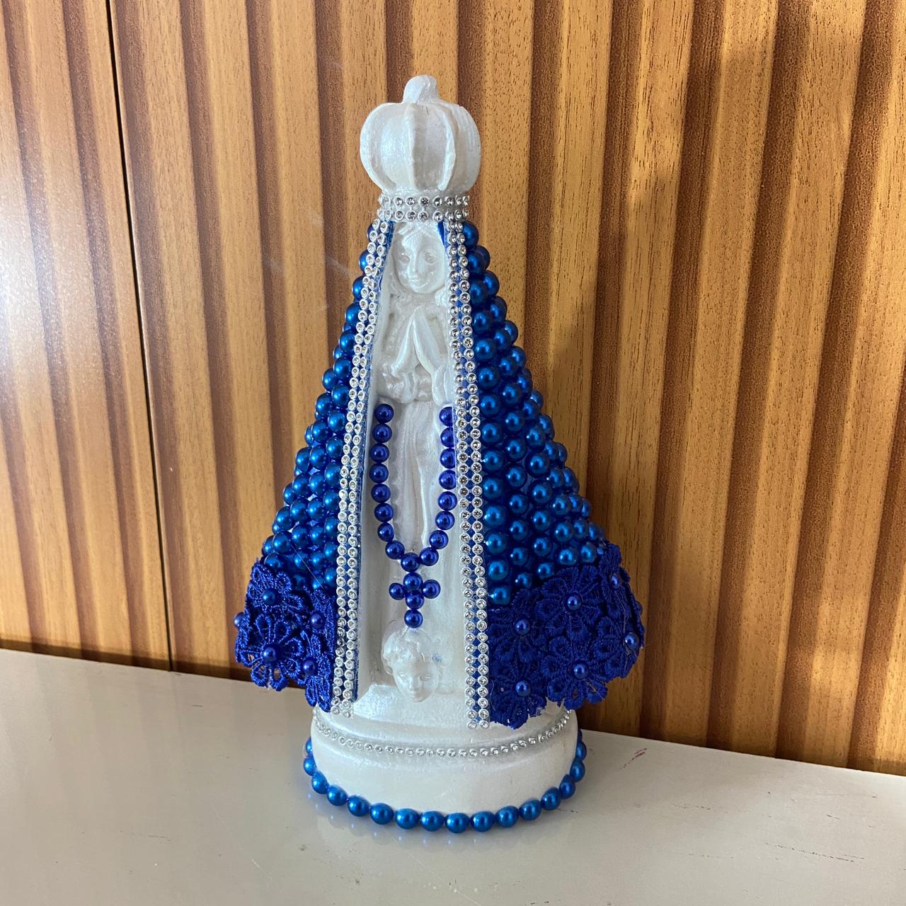IMAGEM DE GESSO NOSSA SENHORA APARECIDA BRANCA BORDADA COM PÉROLA AZUL 22,5CM (1 UNIDADE)