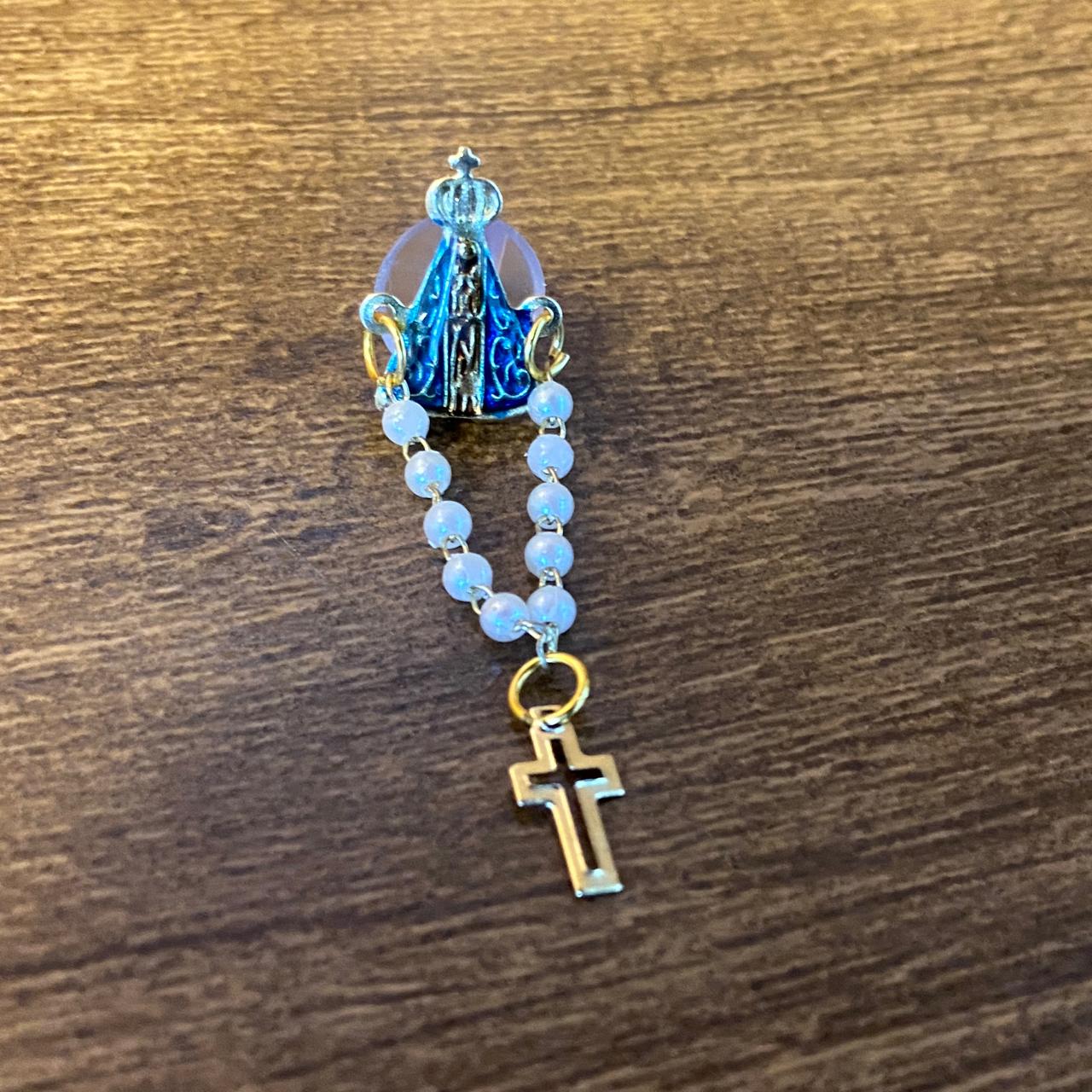 BOTOM RESINADO NOSSA SENHORA APARECIDA COM TERÇO MOD2 ( 12 UNIDADES )