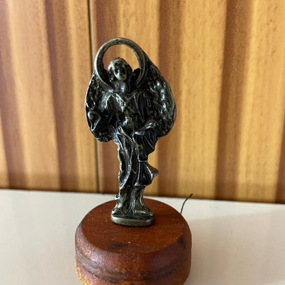 IMAGEM DE MESA METAL OURO VELHO SÃO GABRIEL ARCANJO BASE DE MADEIRA 5,5CM (1 UNIDADE)