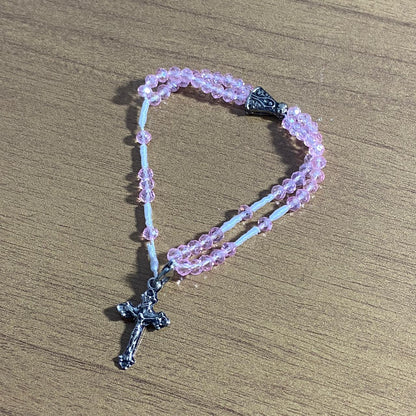 TERÇO PULSEIRA CRISTAL NOSSA SENHORA APARECIDA ROSA TRANSPARENTE  (3 UNIDADES)