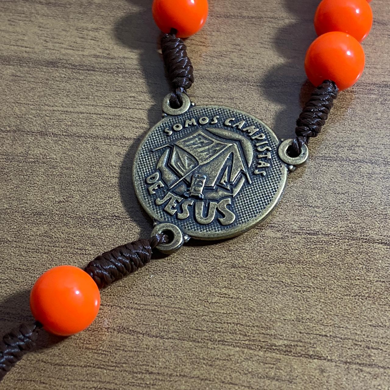 TERÇO PÉROLA LARANJA CAMPISTA MEDALHA SÃO BENTO 10MM (1 UNIDADE)