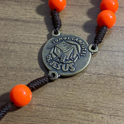 TERÇO PÉROLA LARANJA CAMPISTA MEDALHA SÃO BENTO 10MM (1 UNIDADE)