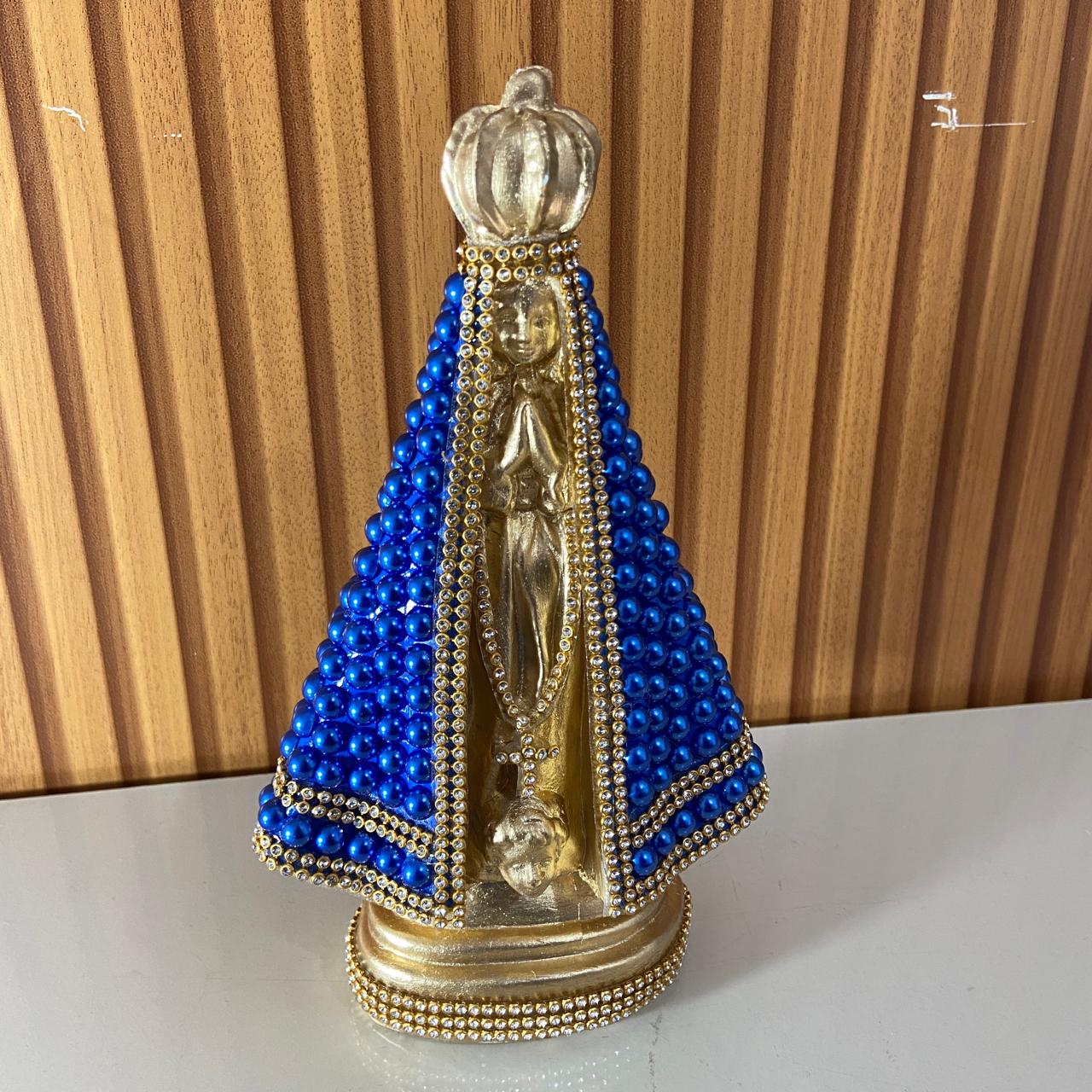 IMAGEM DE GESSO NOSSA SENHORA APARECIDA DOURADA COM PÉROLA AZUL  22,5CM (1 UNIDADE)