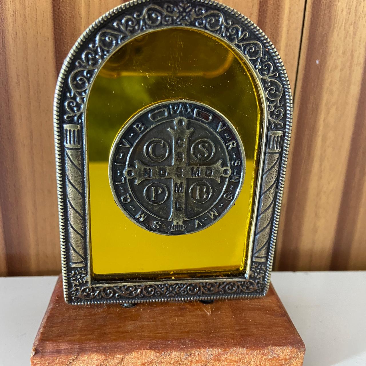 ADORNO DE MESA MADEIRA ESPELHADO MEDALHA SÃO BENTO METAL OURO VELHO 9,8CM (1 UNIDADE)