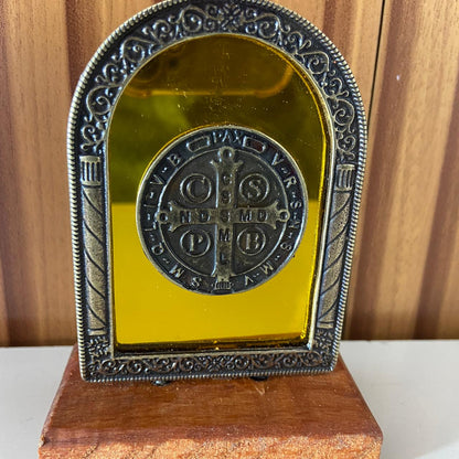 ADORNO DE MESA MADEIRA ESPELHADO MEDALHA SÃO BENTO METAL OURO VELHO 9,8CM (1 UNIDADE)