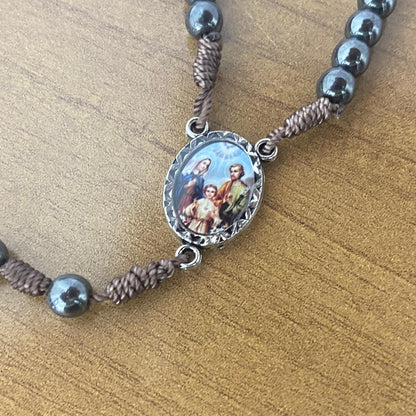 TERÇO DE HEMATITA SAGRADA FAMÍLIA 6MM (3 UNIDADES)