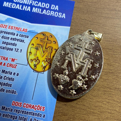 MEDALHA MILAGROSA RESINADA NOSSA SENHORA DAS GRAÇAS BRANCA COM FOLHETO (1 UNIDADE)