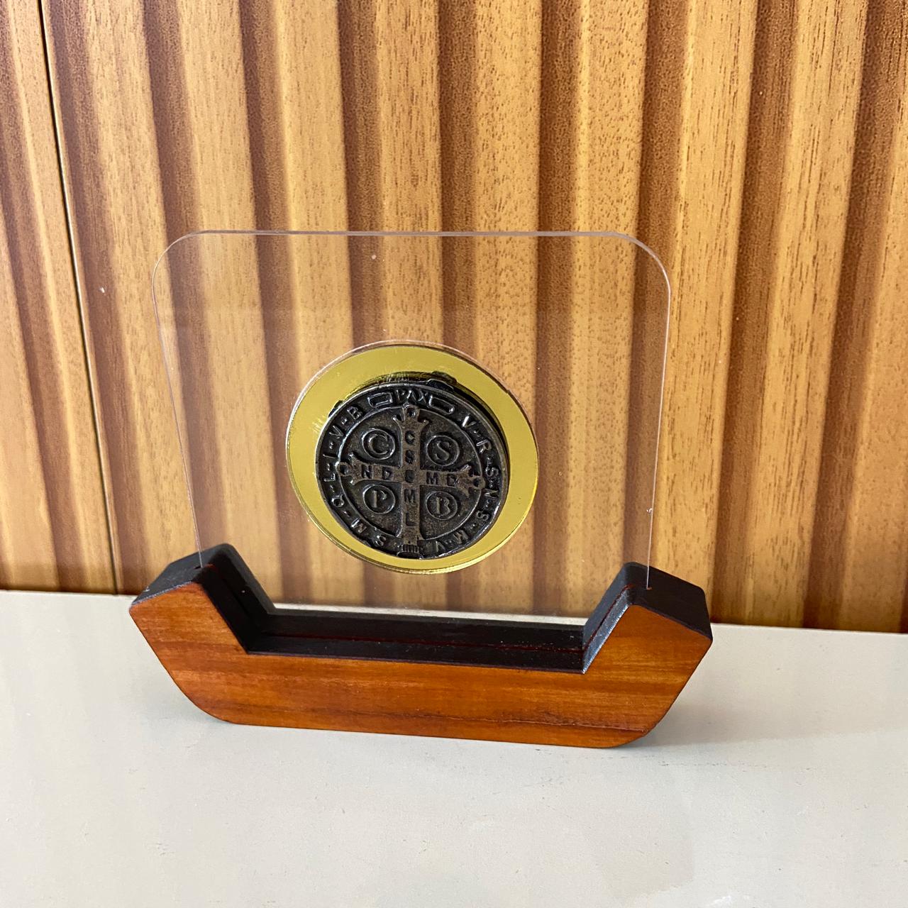 IMAGEM DE MESA METAL OURO VELHO MEDALHA SÃO BENTO NO ACRÍLICO E BASE DE MADEIRA 10,7CM (1 UNIDADE)