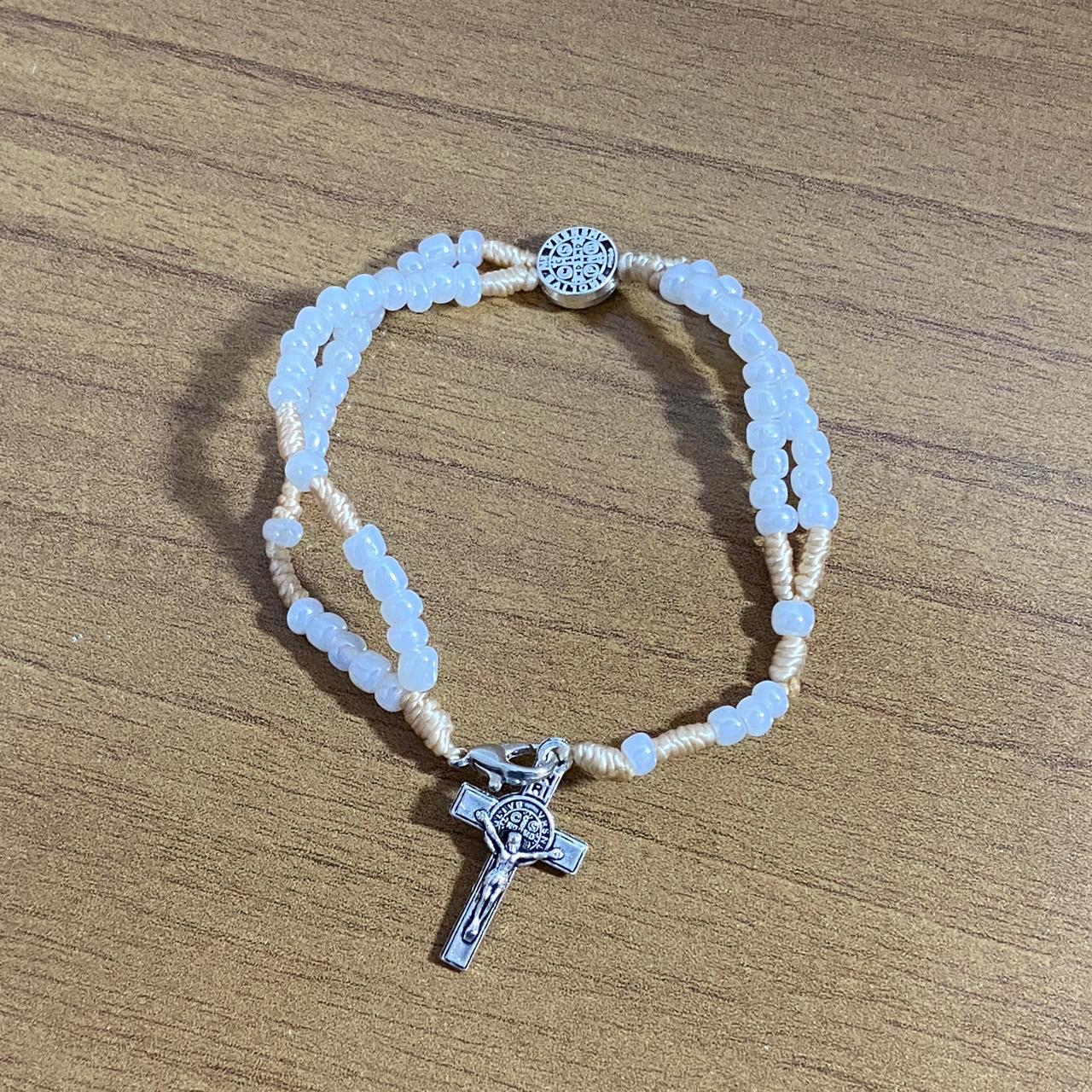 TERÇO PULSEIRA MIÇANGA BRANCA MEDALHA SÃO BENTO 4MM  (6 UNIDADES)