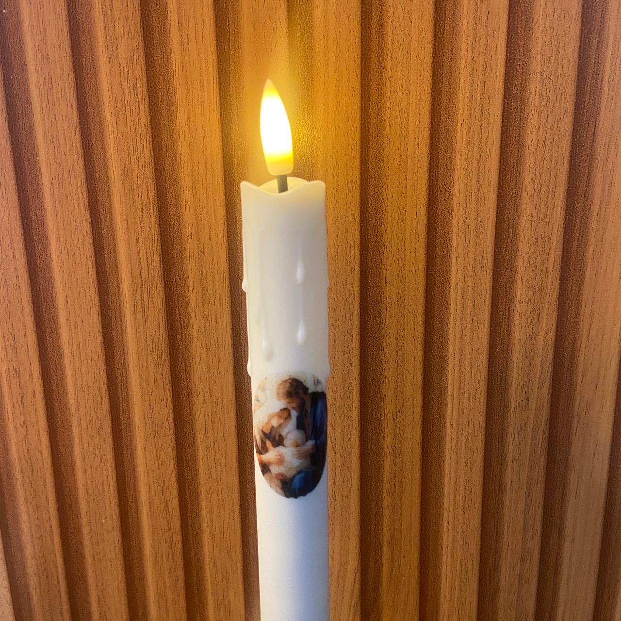 VELA ELETRÔNICA PALITO COM PEDESTAL SAGRADA FAMÍLIA 25CM (1 UNIDADE)