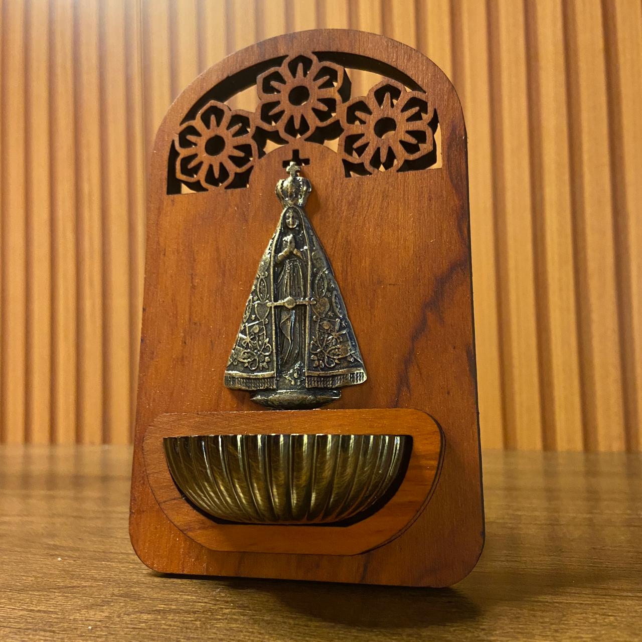 PORTA ÁGUA BENTA DE MADEIRA NOSSA SENHORA APARECIDA 16CM (1 UNIDADE)