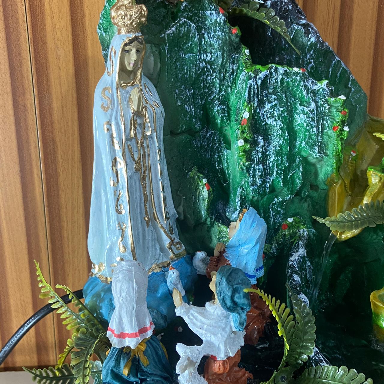 FONTE DE RESINA NACIONAL VERDE NOSSA SENHORA DE FÁTIMA COM PASTORES 26CM (1 UNIDADE)