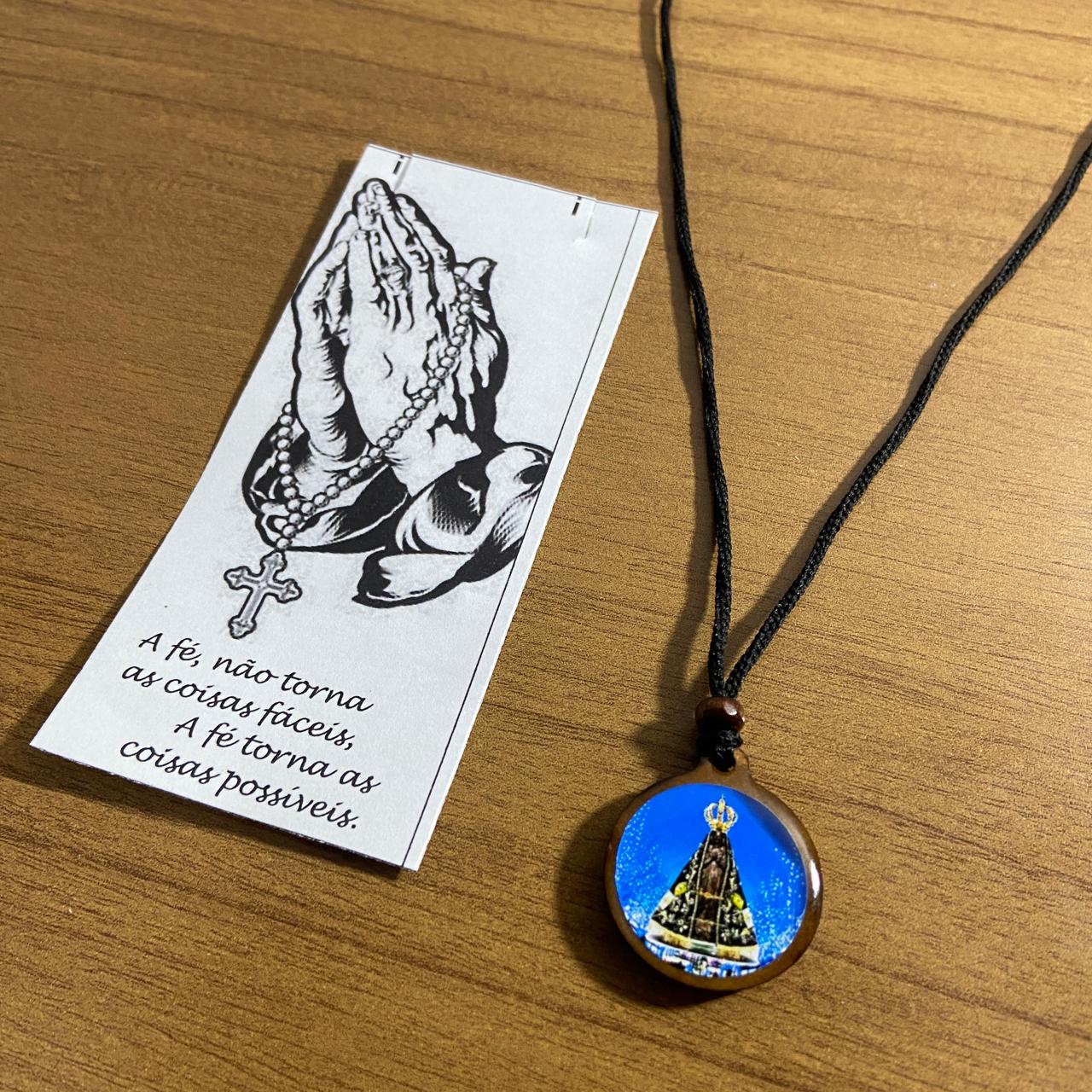 CORDÃO COM PINGENTE MADEIRA RESINADA NOSSA SENHORA APARECIDA ( 3 UNIDADES)