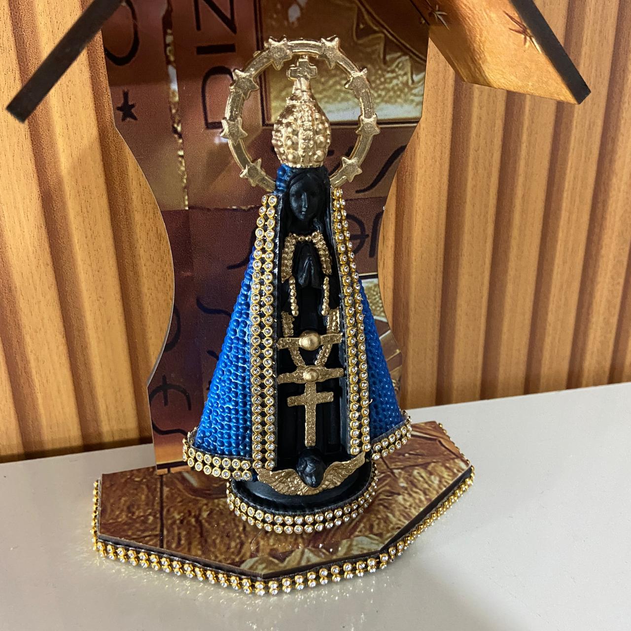 ORATÓRIO DE PAREDE E MESA MDF DOURADO+ IMAGEM DE PLÁSTICO NOSSA SENHORA APARECIDA AZUL COM STRASS 15CM (1 UNIDADE)
