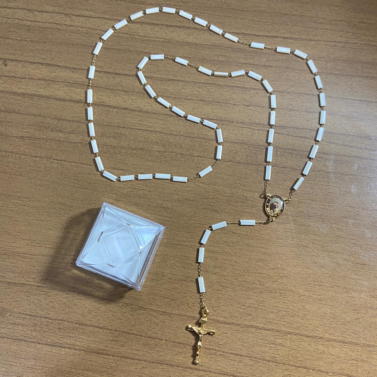 TERÇO DE SANTO ANTÔNIO CONTAS DE MADREPÉROLA 04MM (1 UNIDADE)