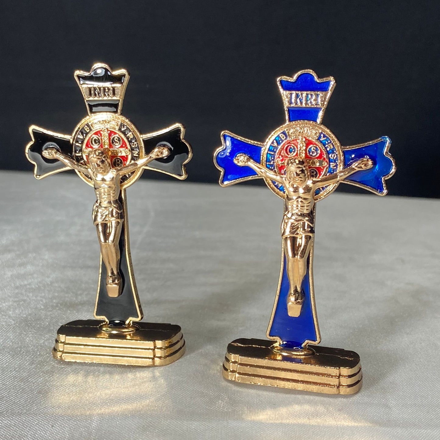 CRUCIFIXO PARA CARRO MEDALHA SÃO BENTO CORES SORTIDAS (6 UNIDADES)