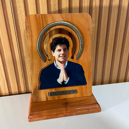 ADORNO DE MESA MADEIRA SÃO CARLO ACUTIS RESINADO 20CM (1 UNIDADE)