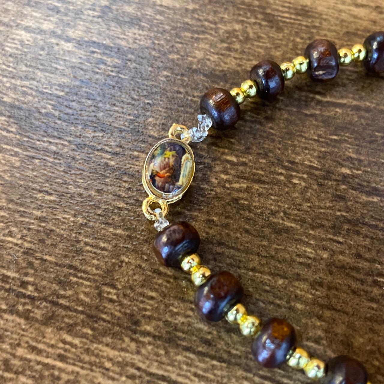 PULSEIRA DE MADEIRA COM MEDALHA NOSSA SENHORA DE LOURDES (01 UNIDADE)