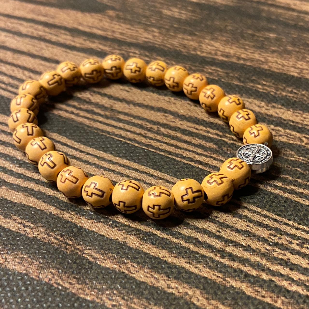 PULSEIRA DE MADEIRA CARAMELO CONTAS DECORADAS CRUZ  MEDALHA SÃO BENTO  (06 UNIDADES)