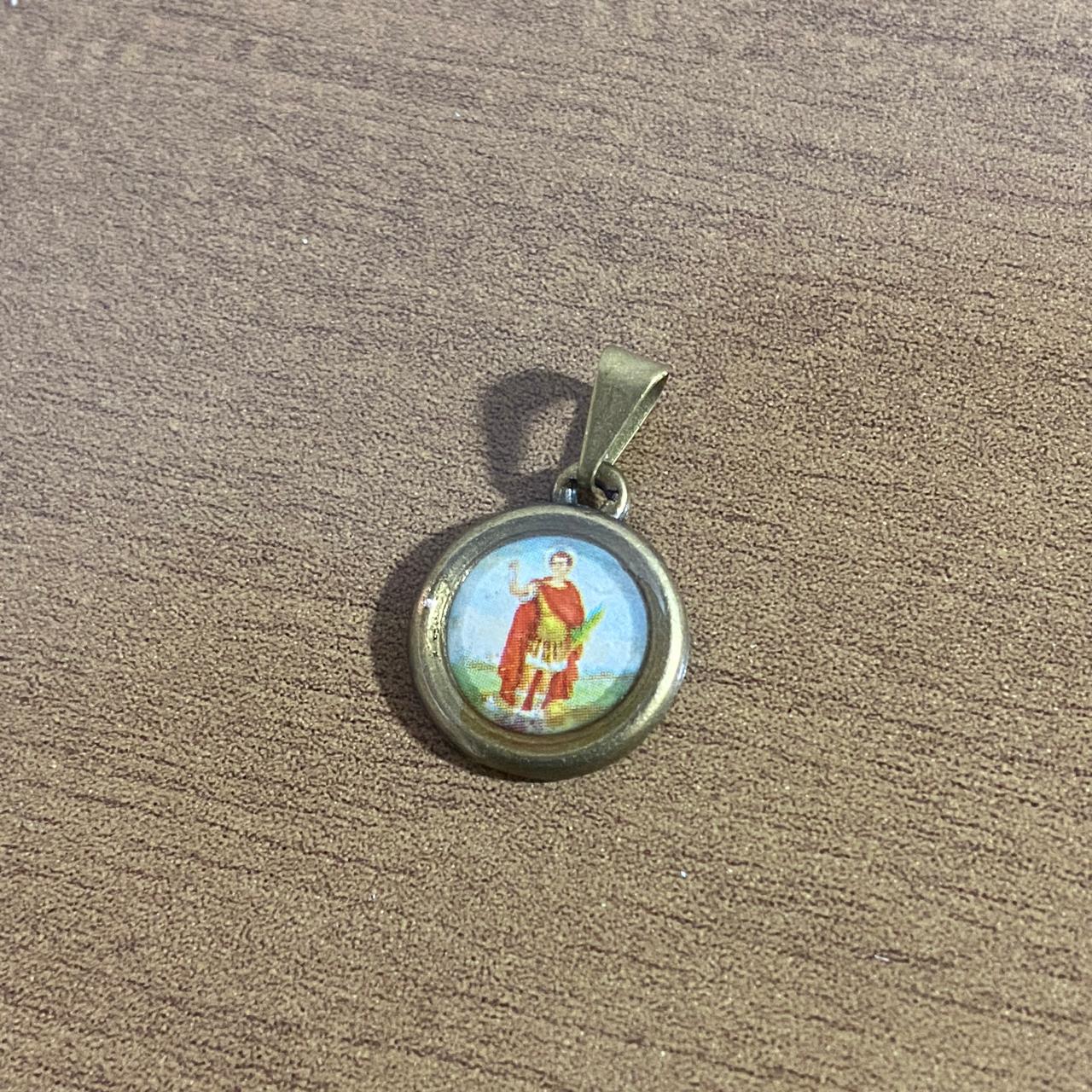 PINGENTE OURO VELHO REDONDO RESINADO SANTO EXPEDITO  (6 UNIDADES)