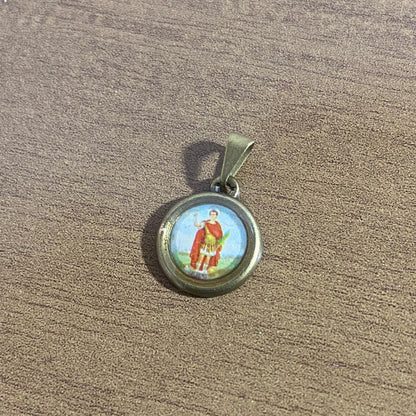 PINGENTE OURO VELHO REDONDO RESINADO SANTO EXPEDITO  (6 UNIDADES)