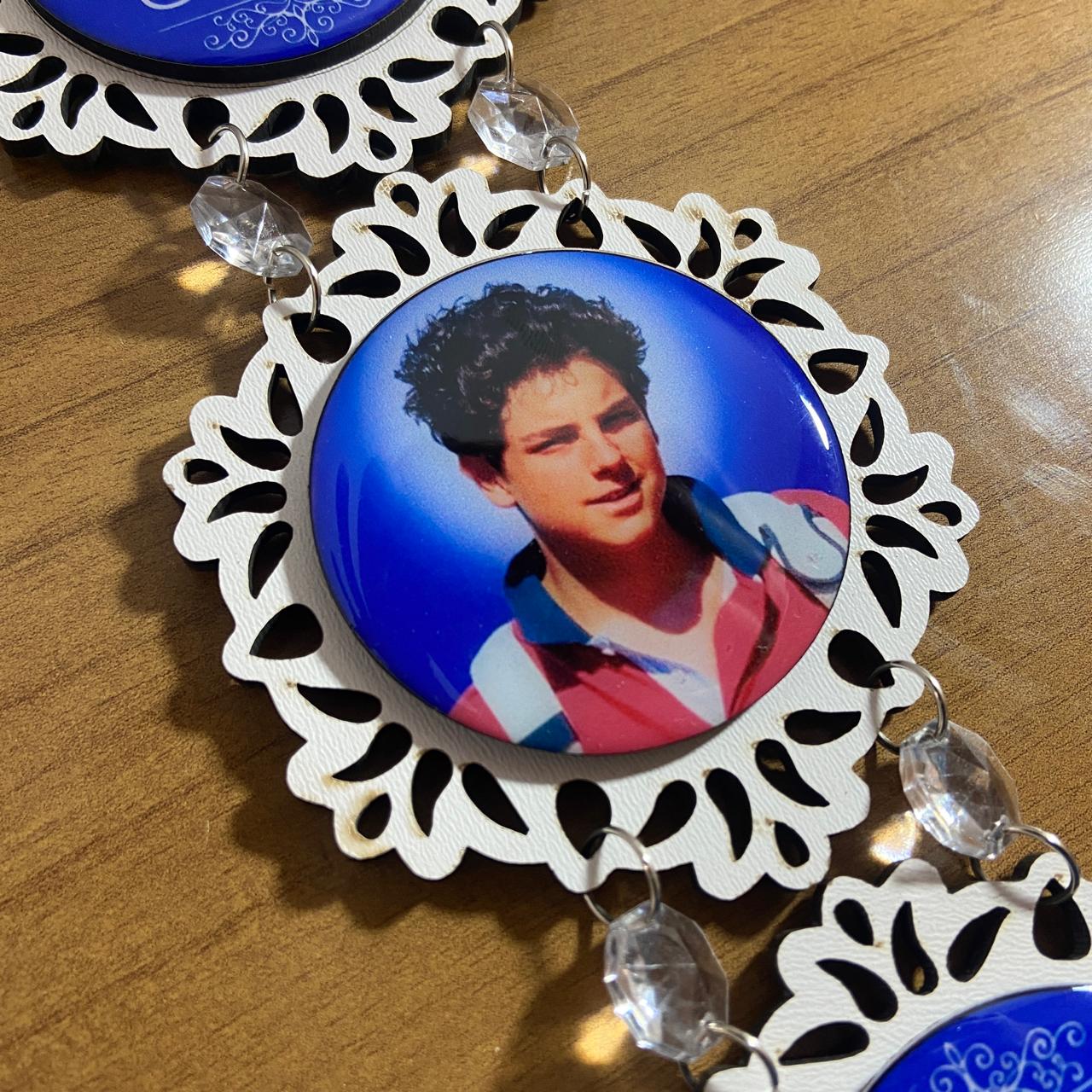 ADORNO TRIPLO REDONDO BRANCO BEATO CARLO ACUTIS MOD 1 (1 UNIDADE)