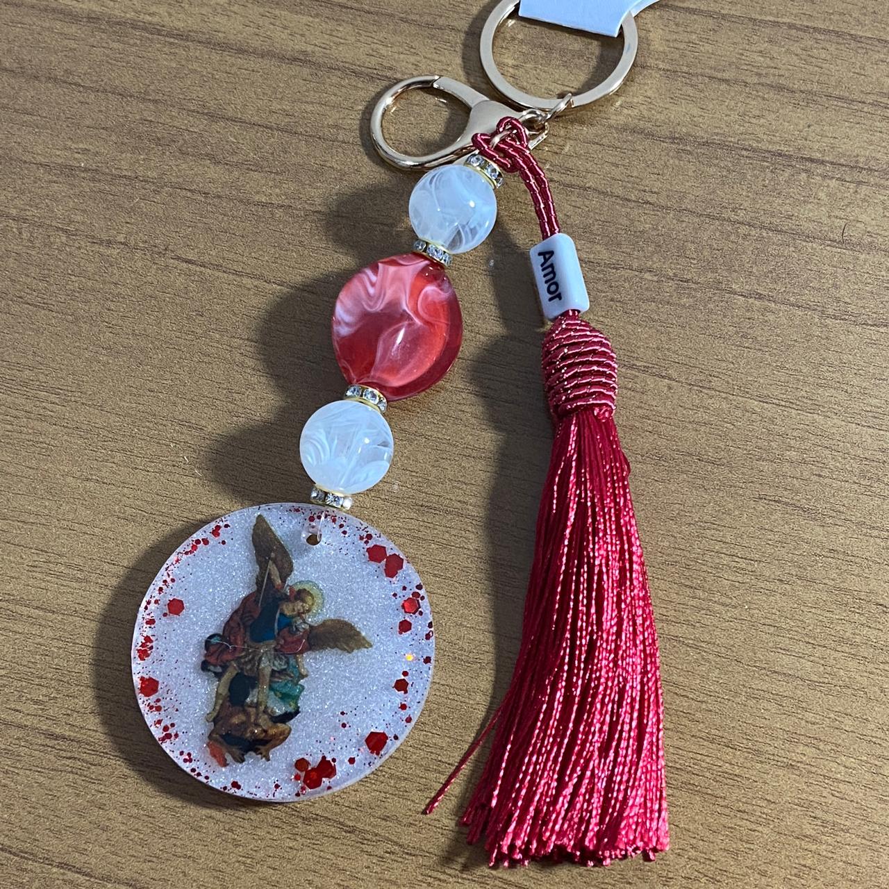 CHAVEIRO DE PEDRARIAS SÃO MIGUEL ARCANJO EM RESINA (1 UNIDADE)