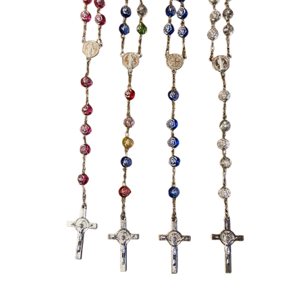 TERÇO ROSAS MEDALHA SÃO BENTO CORES SORTIDAS 08MM (06 UNIDADES)