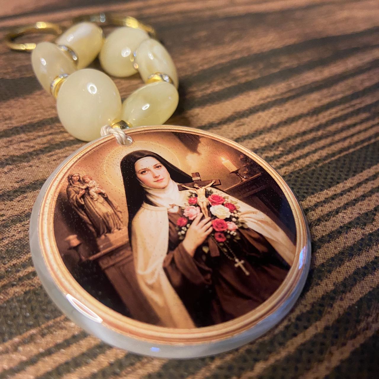 CHAVEIRO LUXO MEDALHA RESINADA SANTA TERESINHA MOD2  (1 UNIDADE)
