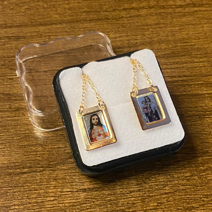 ESCAPULÁRIO DOURADO RESINADO SAGRADO CORAÇÃO DE JESUS E NOSSA SENHORA DO CARMO ( 6 UNIDADE)