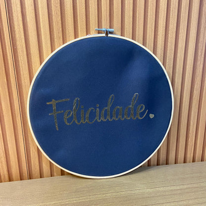 QUADRO DE TECIDO COM MOLDURA DE BAMBU FELICIDADE (1 UNIDADE)