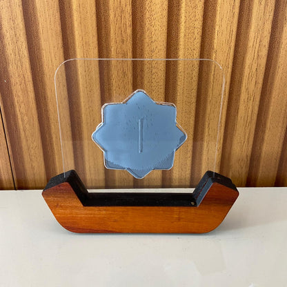 IMAGEM DE MESA METAL OURO VELHO DIVINO ESPÍRITO SANTO NO ACRÍLICO E BASE DE MADEIRA 10,7CM (1 UNIDADE)