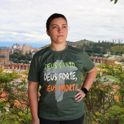 CAMISETA VERDE MUSGO DEUS SANTO, DEUS FORTE DEUS MORTAL  TAMANHO P (1 UNIDADE)