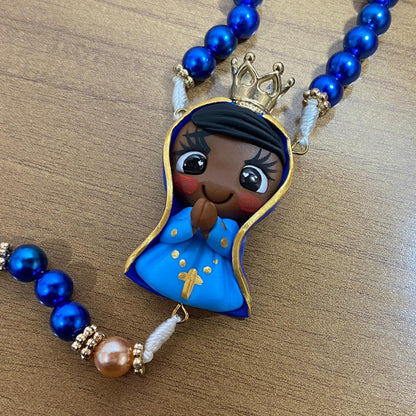 TERÇO PÉROLA AZUL NOSSA SENHORA APARECIDA DE BISCUIT (1 UNIDADE)