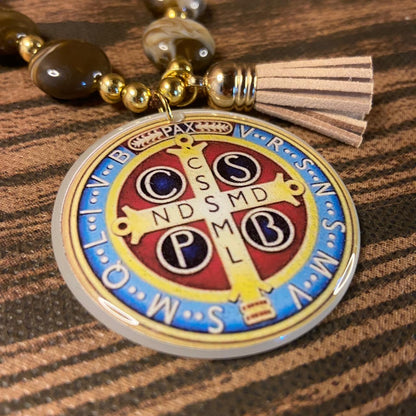 DEZENA PEDRARIAS MEDALHÃO DE RESINADO  MEDALHA DE SÃO BENTO  17MM (1 UNIDADE)