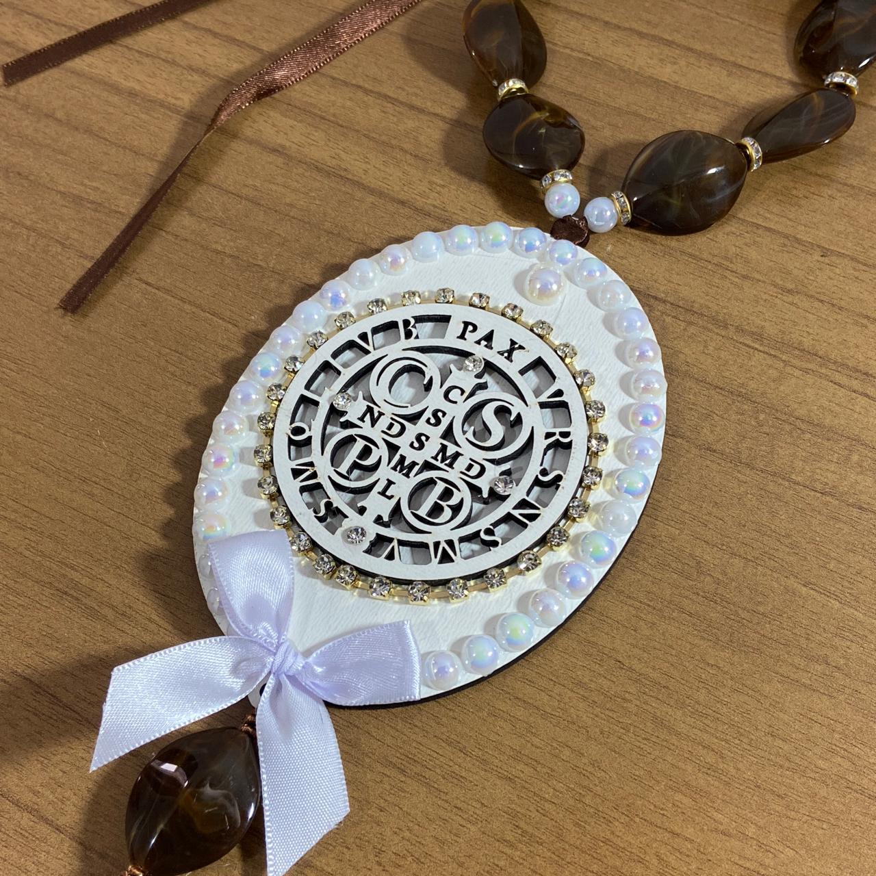 ADORNO COM PEDRARIA MEDALHA SÃO BENTO MDF E STRASS 40CM (1 UNIDADE)