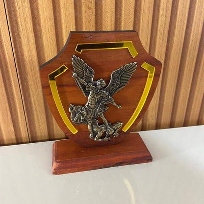 ADORNO DE MESA MADEIRA ESCUDO SÃO MIGUEL ARCANJO  METAL OURO VELHO 15,7CM (1 UNIDADE)